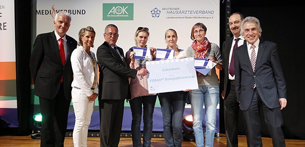 Der neue Mehrwert für Patienten Die drei Gewinner des VERAH Kompaktseminars Nicole Webber, Jone Herrmann und Kirsten Abendschein (Mitte v. l.), eingerahmt von Dr. Frank Dieter Braun (Hausarztverbands-Vize in Baden-Württemberg), VERAH-Moderatorin Christine Wollmetshäuser, Landes-Hausärzte-Vorstand Dr. Berthold Dietsche sowie Medi-Chef Dr. Werner Baumgärtner und AOK-Vorstand Dr. Christopher Hermann.