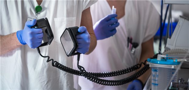 Die duale Kardioversion erwies sich in der Studie als erfolgreichere initiale Therapiestrategie als die herkömmliche Kardioversion: Während mit den zwei gleichzeitigen Schocks nur zwei von 99 Personen nicht wieder in den Sinusrhythmus überführt werden konnten, blieb in der konventionellen Gruppe der Kardioversionsversuch bei 14 von insgesamt 101 Personen erfolglos.