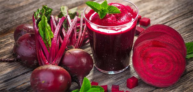 Rote Beete Wurzel, rote Beete Würfel, rote Beete Scheiben und rote Beete Saft.