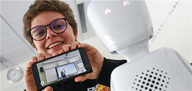Avatar hilft krebskranker Schülerin durch den Unterricht Die „echte Priska“ mit Avatar „Priska 2“.