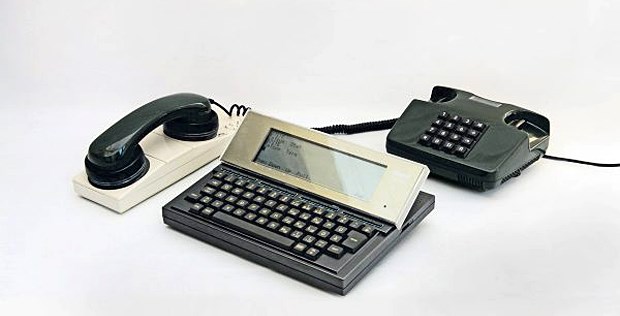 Mit Akustikkoppler und M10 auf PKs Die elegante Olivetti M10 und der klobige Akustikkoppler - Rüstzeug für die mobile Redaktion.