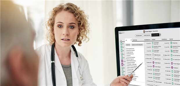 Das kommt mit der elektronischen Patientenakte jetzt auf Ärzte zu Ärztin deutet mit einem Stift auf einen Bildschirm, der einen Screenshot von gematik anzeigt.