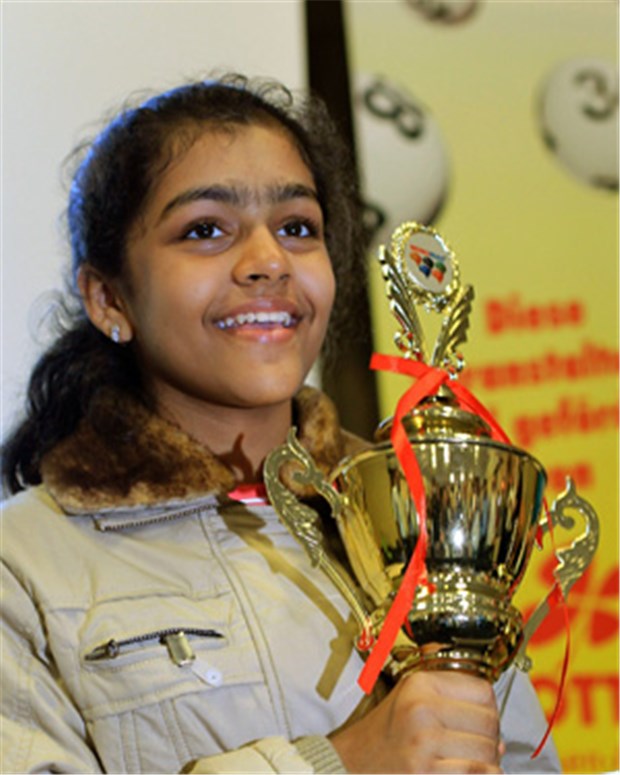 Niemand rechnet schneller als Priyanshi Die elfjährige Priyanshi Somani aus Indien hält die WM-Trophäe in ihren Händen.