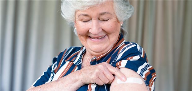 Die erste Impfung war erfolgreich - wie schaut es mit einer weiteren aus? (Symbolbild mit Fotomodell)