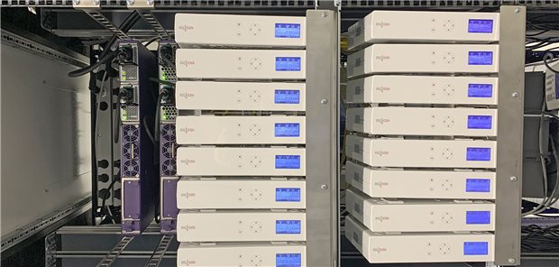 Die ersten Konnektorfarmen, die in Rechenzentren installiert wurden. Mit dem Highspeed-Konnektor könnte sich die Verwaltung der TI-Anschlüsse für Praxen in den Zentren vereinfachen.