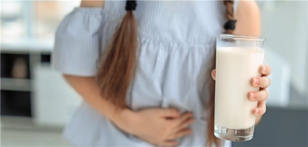 Ein Mädchen mit einer Kuhmilchallergie, dass aufgrund des Konsums von Kuhmilch Bauchschmerzen hat.