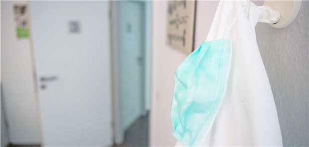 Mundschutz und Händehygiene: Die gängigen Hygienemaßnahmen gelten natürlich auch in Arztpraxen. 