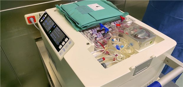 Heart Box kühlt und „beatmet“ Spenderherzen beim Transport Die geöffnete „Heart Box“. Das Spenderherz befindet sich unter der grünen Abdeckung. Die Box enthält im Wesentlichen ein Kühlsystem, eine Kreislaufpumpe und einen Oxygenator, der das Herz mit Sauerstoff versorgt.