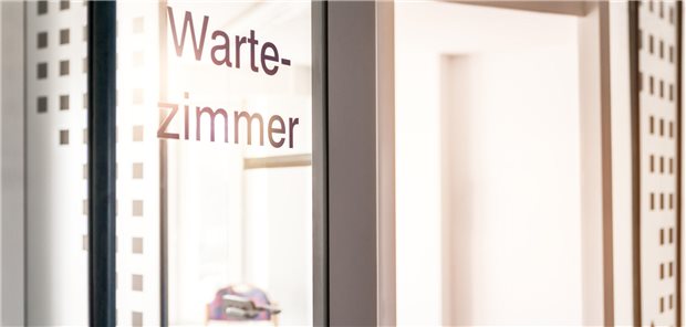 Leeres Wartezimmer einer Arztpraxis.