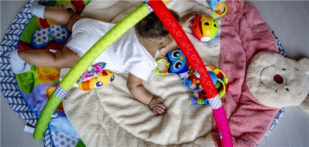 Die gesunde Entwicklung von Neugeborenen und Säuglingen zu fördern ist für die niedergelassenen Kinder- und Jugendärzte mehr als eine Pflicht. Gerade wenn Eltern zum Beispiel Anspruch auf staatliche Hilfen hätten, dies aber nicht wüssten, sei der Brückenbau durch die Praxisteams gefragt, hieß es am Freitag in Mannheim zur Eröffnung des Kinder- und Jugendärztetages.