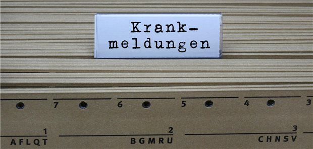 Ein Jahr eAU: Viele Arbeitgeber halten an Papierform fest Die gute alte Tradition, sich von seinen Mitarbeitern im Krankheitsfalle eine Krankmeldung in Papierform vorlegen zu lassen, scheint selbst in Zeiten der eAU noch in vielen Personalabteilungen vorzuherrschen. Das legen zumindest aktuelle eAU-Zahlen der Kassen nahe.