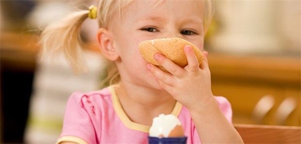 Eiallergie und Neurodermitis oft im Duo Die häufigste Nahrungsmittelallergie bei Kleinkindern ist gegen Hühnerei.