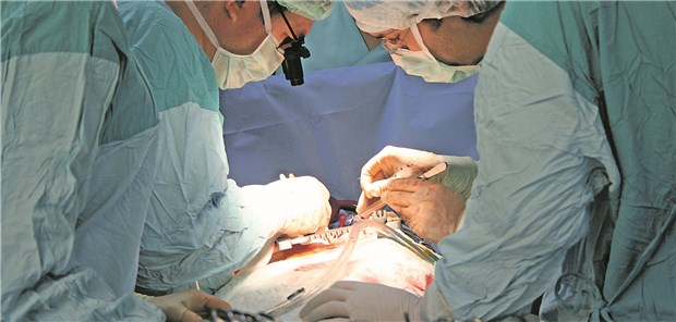 Ältere profitieren besonders von Herzchirurgie-Innovationen Die häufigsten Eingriffe am Herzen sind laut Deutschem Herzbericht Bypass-Operationen.