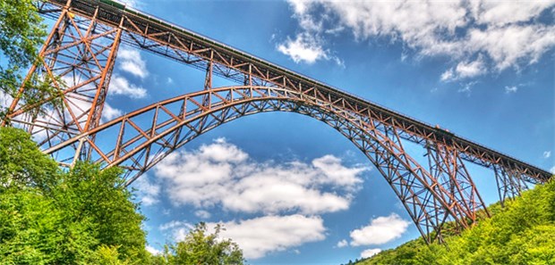 Suizidwillige lassen sich abschrecken Die höchste Eisenbahnbrücke Deutschlands und ein "Hotspot" für Selbsttötungen: die Müngstener Brücke bei Solingen.