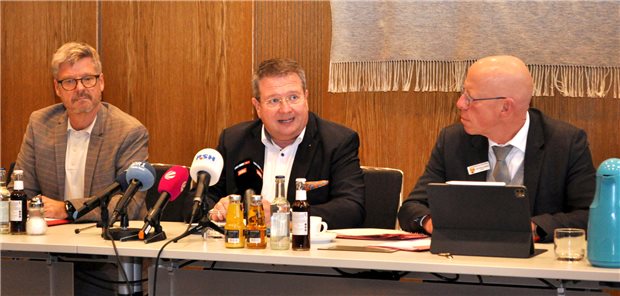 Initiatoren des Bürgerentscheids zur Zukunft der imland Klinik sollen eingebunden werden Die imland-Geschäftsführer Michael Kiens (v.l.) und Markus Funk sowie Landrat Rolf-Oliver Schwemer beim Pressegespräch im Rendsburger Kreishaus.