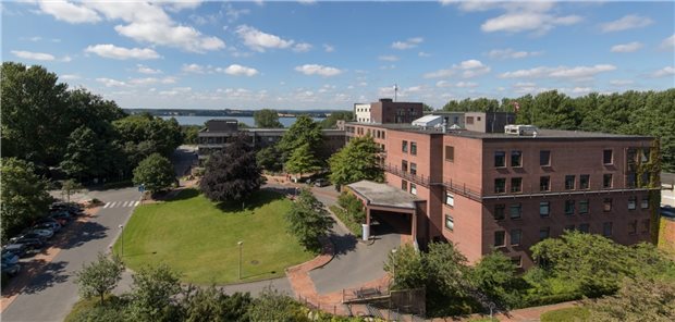 Bürgerentscheid zu den imland-Kliniken: Klarheit oder Chaos? Die imland Klinik Eckernförde: Das Leistungsspektrum in Eckernförde soll verkleinert und am Standort Rendsburg konzentriert werden. Einige Bürger wollen das verhindern.