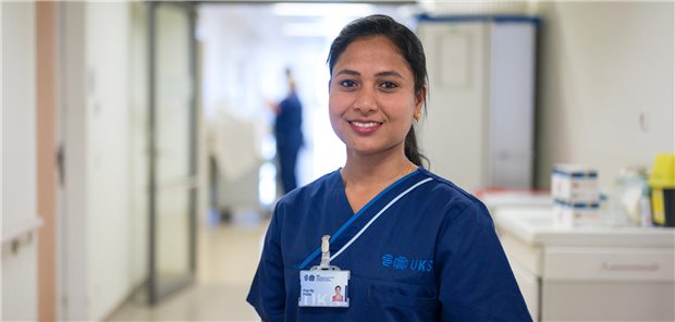 Die indische Pflegekraft Priyaraj Prabha steht auf dem Flur ihrer Station am Universitätsklinikum des Saarlandes.