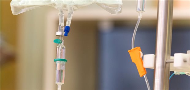 Infusionsständer und Infusionsbeutel zur intravenöse Thrombolyse bei einem Patienten mit ischämischem Schlaganfall.