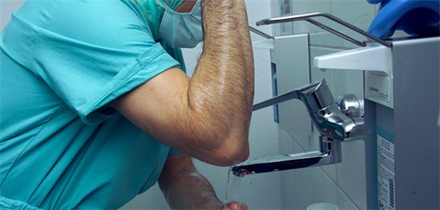 Kliniken fordern mehr Geld für Sauberkeit Die klammen Klinikkassen führen dazu, dass auch bei der Hygiene gespart wird, meint die Deutsche Krankenhausgesellschaft.