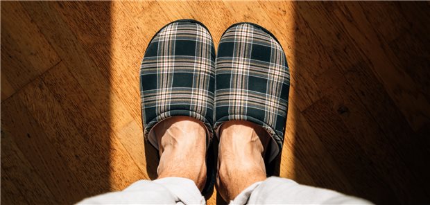 Die klassischen Pantoffel sind beim diabetischen Fußsyndrom keine gute Lösung. Auch zu Hause sollten die Patientinnen und Patienten besser spezielle Hausschuhe tragen.