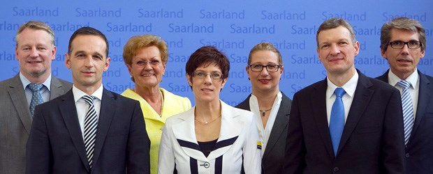 Saarländische Regierung im Amt Die kleinste Landesregierung Deutschlands, geführt von Annette Kramp-Karrenbauer (4.v.l.). Gesundheit übernimmt Andreas Storm von der CDU (r.)