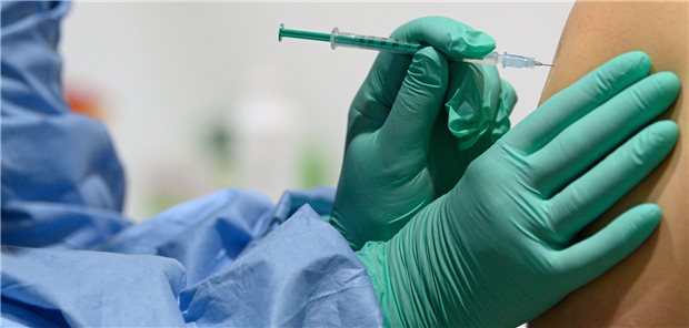 Rücken Ärzte in der Impfpriorisierung vor? Die knappen Impfdosen sind begehrt. Ärzte, Krankenpflegekräfte und Praxisteams wären wegen ihres Kontakts zu Patienten froh, wenn sie in der Priorisierungsliste weiter nach vorne rutschen würden.