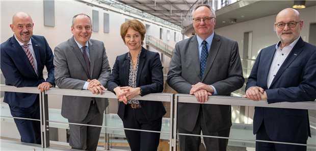 Philipsen und Weber übernehmen kommissarische Leitung des UKB Die kommissarische Besetzung im UKB-Vorstand: Clemens Platzköster, Professor Bernd Weber, Professorin Alexandra Philipsen, Professor Johannes Oldenburg und Alexander Pröbstl. (v.l.n.r.)