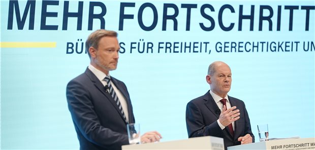 Sicherstellung der KVen: Der Druck der Politik wächst Die künftigen Ampel-Koalitionäre bei der Vorstellung ihrer Pläne am Mittwochnachmittag – hier (v.l.) FDP-Chef Christian Lindner und der mutmaßlich künftige Bundeskanzler Olaf Scholz (SPD).