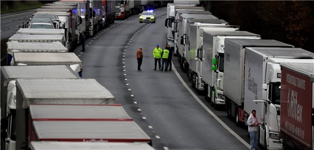 NHS-Ärzte rufen zu Verlängerung des Brexit-Übergangs auf Die langen Lkw-Warteschlangen wie hier vor dem Hafen von Dover lassen die Ärzteschaft in Großbritannien um den Nachschub an Arzneimitteln und medizinischen Hilfsgüter bangen.