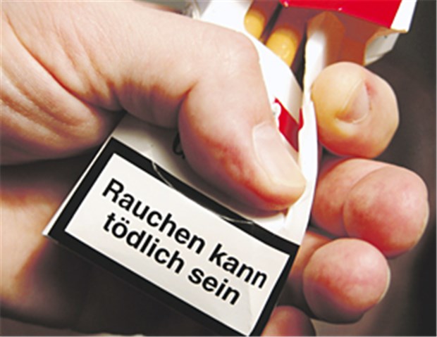 Die letzte Zigaretten-Packung wird zerdrückt: Rauchstopp hat schon kurzfristig positive Effekte.