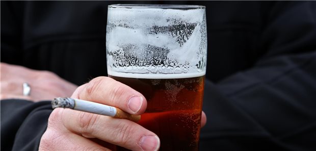 Auswertung: Zahl der Alkoholsüchtigen in Deutschland leicht gesunken Mann mit Bier und Zigarette