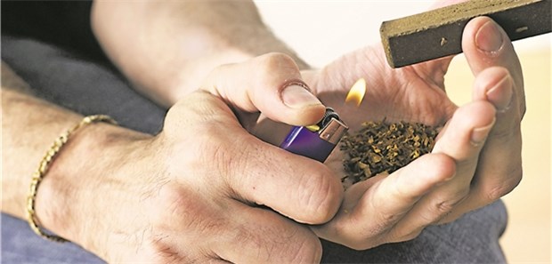 Durch Kiffen mehr frühe Schlaganfälle? Die meisten Cannabis-Konsumenten rauchen die Droge zusammen mit Tabak in Form von Joints.
