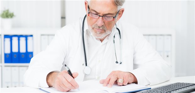 Die meisten Hausärzte in Brandenburg haben die 50 schon lange überschritten. (Symbolbild mit Fotomodell)