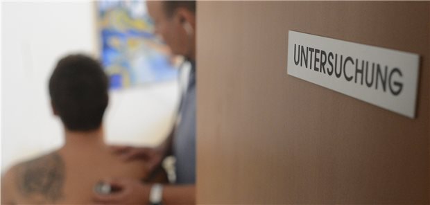 Die meisten Hausärzte sehen Leitlinien als nützlich für eine verstärkte Evidenzorientierung an. Aber es regt sich auch Kritik.