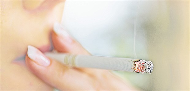 Rauchen mit langen Nägeln? (Zigaretten, Nägel, Raucherin)