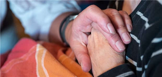 Müntefering: „Das Alter ist keine Krankheit, sondern eine bestimmte Art zu leben“ Die meisten älteren Menschen wollen auch bei Pflegebedürftigkeit lange in den eigenen vier Wänden bleiben.