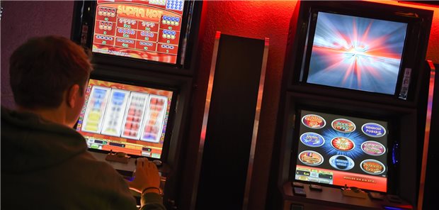 Glücksspielbericht: 32.400 Menschen in Thüringen haben Suchtprobleme Die meisten der Süchtigen in Thüringen, die Hilfe in einer Suchtberatungsstelle suchen, spielen demnach an Automaten.