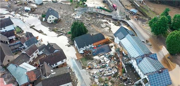 Hochwasser: Komplette Praxis versinkt in den Fluten Die mit einer Drohne gefertigte Aufnahme zeigt die Verwüstungen die das Hochwasser der Ahr in dem Eifel-Ort angerichtet hat.