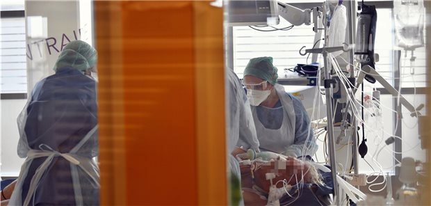 Deutlich mehr beatmungspflichtige Patienten als bei Influenza Die mittlere Beatmungsdauer von COVID-19-Patienten lag in China bei 9 Tagen für nicht-invasive Beatmung und bei 17 Tagen für invasive Beatmung.