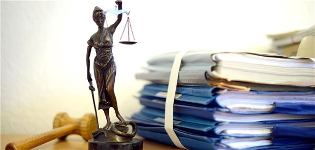 Sozialgericht München: Zulassungsentzug wegen falscher Corona-Atteste Die modellhafte Nachbildung der Justitia steht in einem Raum eines Richters.