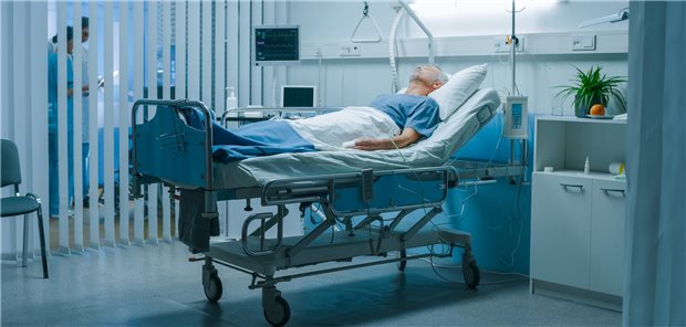 Die moderate Oberkörperhochlagerung ist Standard in vielen Klinikbetten, im Zeitfenster zwischen Schlaganfall und Thrombektomie scheint allerdings die flache Lagerung eindeutig überlegen zu sein. (Symbolbild)
