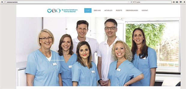Die neu gestaltete Homepage der Arztpraxis Maintal zeigt das Praxisteam mit den Hausärzten Jochen Schellmann (Mitte links) und Thomas Blaschek (Mitte rechts).