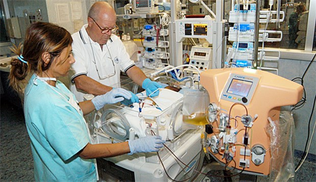 'Dafür habe ich 40 Jahre Medizin gemacht' Die neuartige Hämodialyse-Maschine für Neugeborene im Einsatz: Professor Claudio Ronco, der die Maschine CARPEDIEM federführend entwickelt hat, behandelt ein Neugeborenes im Bettchen.