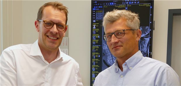 Professor Eicker wechselt zum Kieler Lubinus Clinicum Die neue Doppelspitze in der Abteilung für Wirbelsäulenchirurgie und onkologische Orthopädie bei Lubinus in Kiel. Prof. Sven Oliver Eicker (links) und Dr. Lars Gobisch.