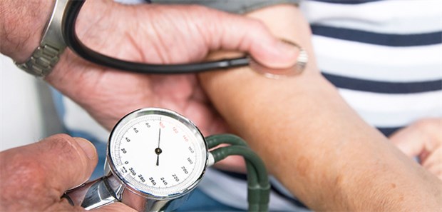 Die neue Leitlinie sieht weiterhin vor, die Mehrzahl der Hypertoniker erst ab einem Blutdruck von 140/90 mmHg medikamentös zu behandeln.