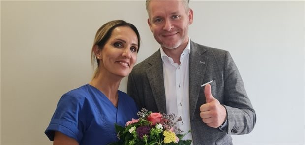 Die neue Sektionsleiterin Nasrin Aslani-Evers (links) mit dem Klinikmanager der Paracelsus-Klinik Sebastian Margaschewski.