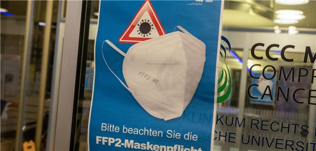 Bayern setzt Maskenpflicht für Praxis-Beschäftigte aus Die noch bis April festgeschriebene gesetzliche Maskenpflicht in Kliniken, Arztpraxen und Pflegeeinrichtungen sollte aus Sicht der Deutschen Krankenhausgesellschaft vorzeitig fallen - analog zum Nah- und Fernverkehr.