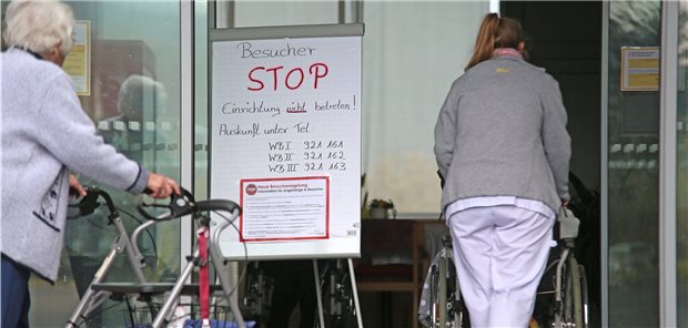 Die Tür in Pflegeheimen geht wieder ein Stück auf Die nordrhein-westfälische Landesregierung lockert ab Sonntag das Besuchsverbot in Heimen. Für Einrichtungen, in denen Bewohner oder Mitarbeiter mit SARS-CoV-2 infiziert sind, gilt dies nicht.
