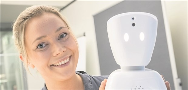 Wenn Avatare in die Schule gehen Die norwegische Entwicklerin Karen Dolva mit ihrem Roboter AV1. Er ersezt als Avatar Schüler, die schwer erkrankt sind und von zuhause aus am Unterricht teilnehmen wollen.