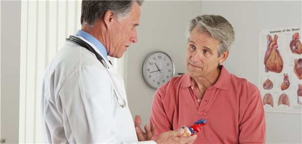 Die optimale Dauer einer routinemäßigen Betablockergabe nach akutem Herzinfarkt steht bisher noch nicht fest. (Symbolbild mit Fotomodellen)